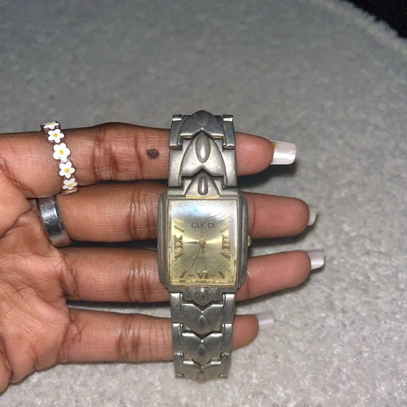 Super Vintage Gucci Quarts Watch - Picture 2 of 4